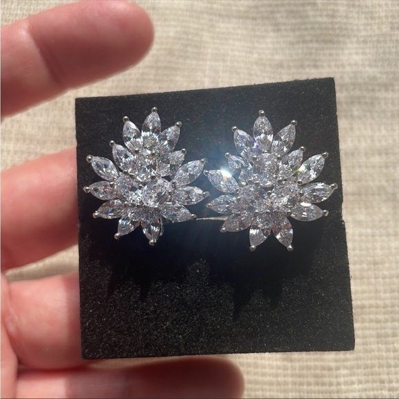 New Designer Flower Leaf Shape Stunning Cubic Zirconia Crystal Ear Clip - Picture 12 of 16